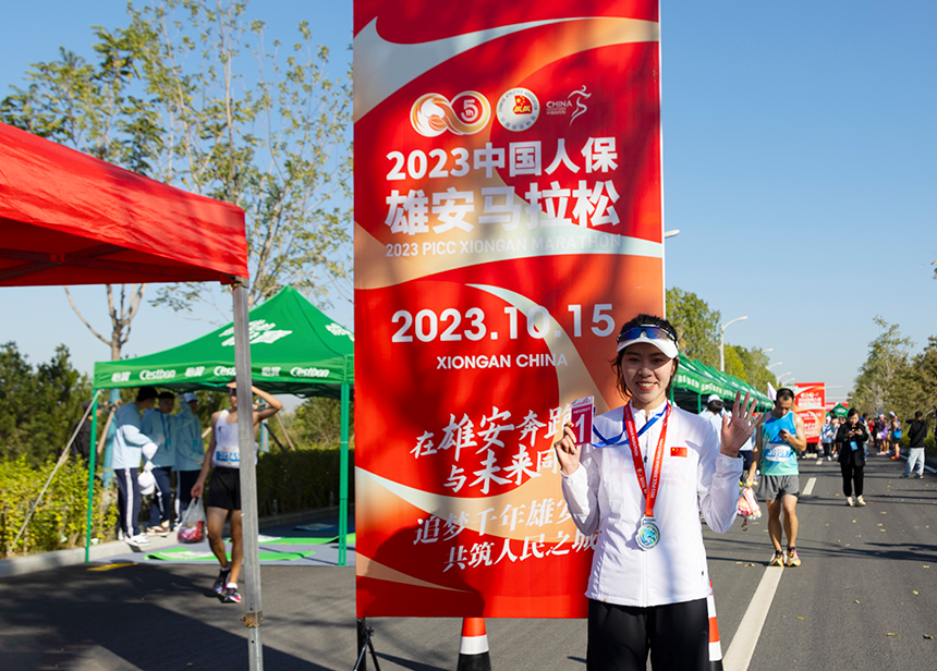 2023雄安馬拉松女子組半馬選手慶祝勝利。齊鑫攝