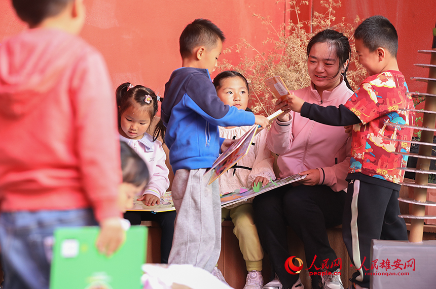 4月23日，雄安北海幼兒園師幼合作在幼兒園白洋淀微景觀進行布置，開展荷塘趣味讀書活動。人民網(wǎng)記者 李兆民攝